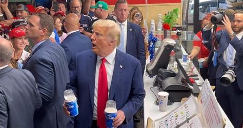 trump at dairy queen|Trump Orders Dairy Queen Blizzards: Here Are The Other Stops。